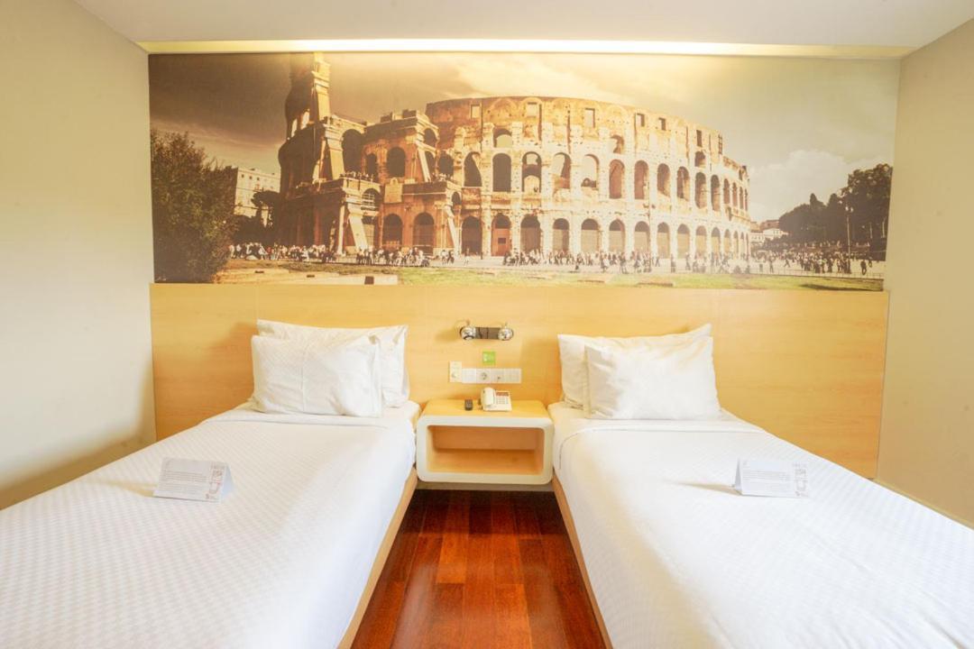 Life Hotel Stasiun Kota Surabaya Exterior foto