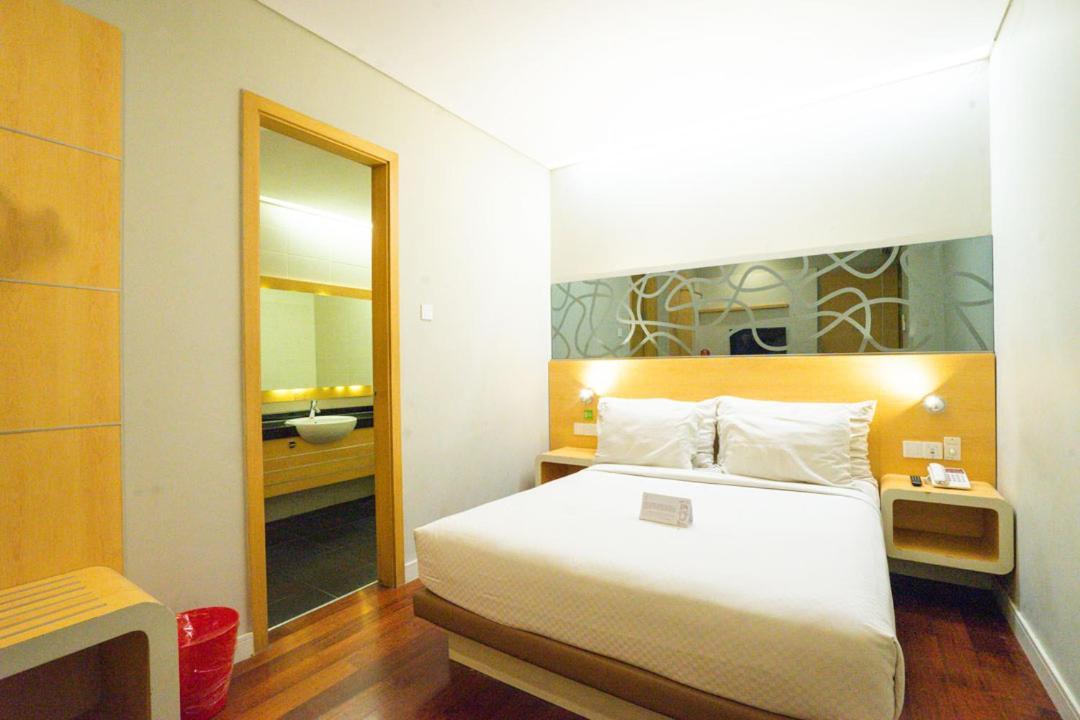 Life Hotel Stasiun Kota Surabaya Habitación foto